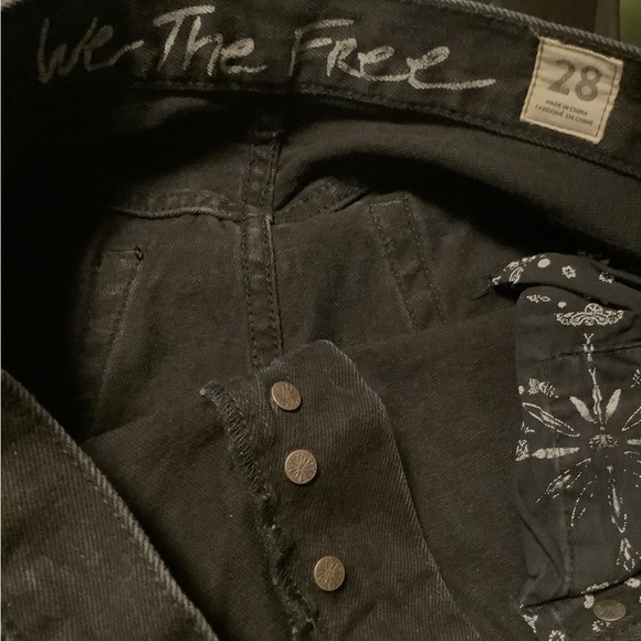 We The Free Women’s black button front 28 boyfriend‎ low rise distressed shorts - Picture 9 of 12